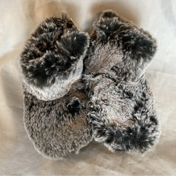 2 Girl’s Cat & Jack Gray & Tan Faux Fur Bootie Slippers Size M 7-8 - Picture 3 of 7